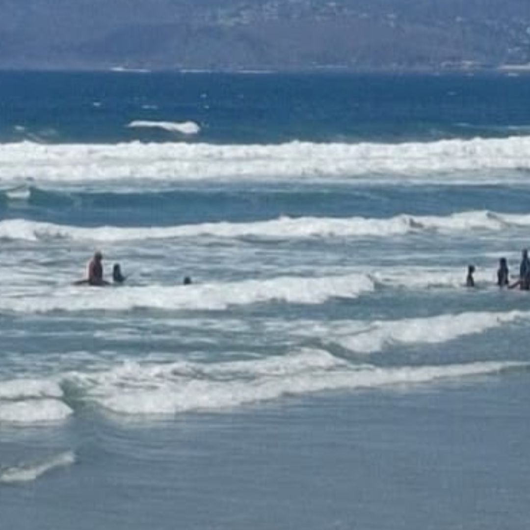 Rescatan a Cuatro Personas Atrapadas por Corriente de Retorno en Playa Cactus, Ensenada
